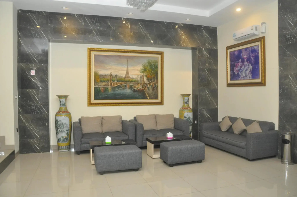 Lobby & Reception
