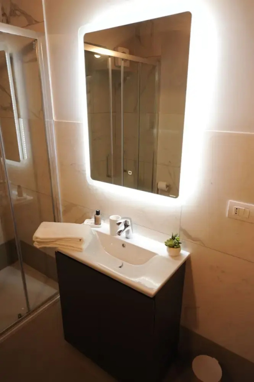 2 Bedrooms Apartment with courtyard view