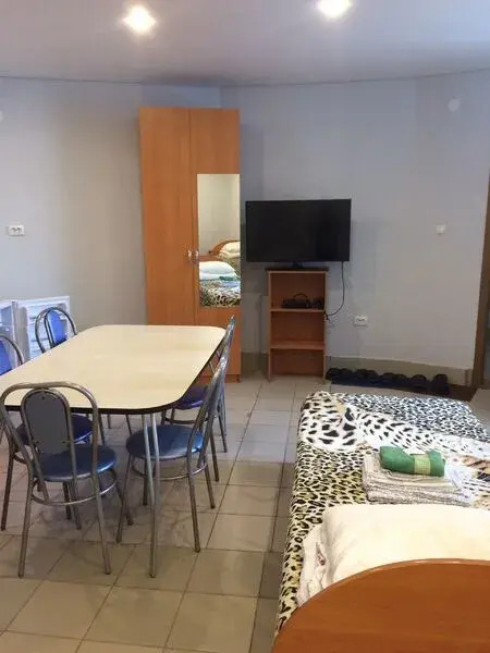 Кровать в общем номере в Колос