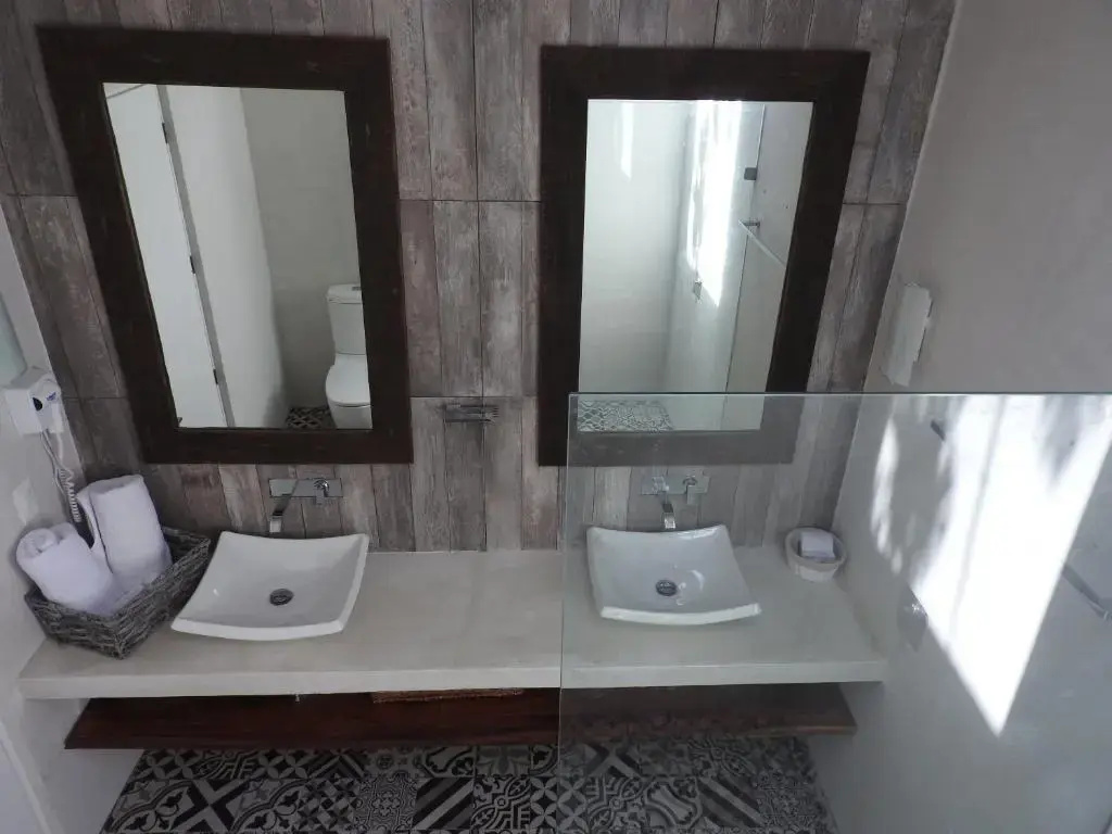 Deluxe Double room (full double bed)