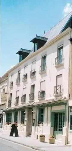 Les Hotes De Cezanne