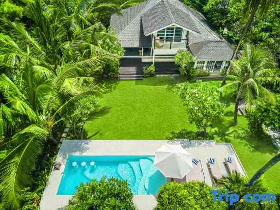 Spacious 2 Villas combined, 9 bedrooms, 2 pools