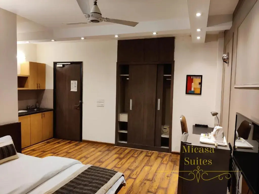 Deluxe Double room with balcony (full double bed)