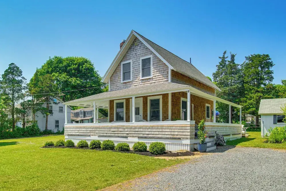 Walk to 2 Beaches! Group-friendly Pocasset Home