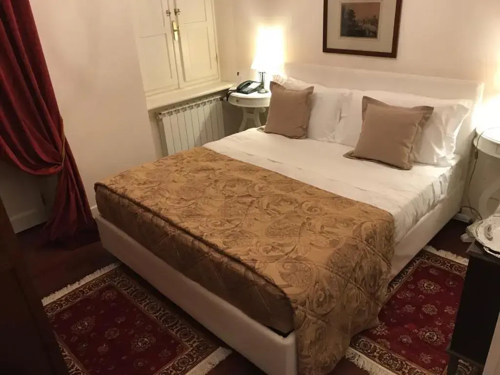 Classic Double room with balcony (full double bed)