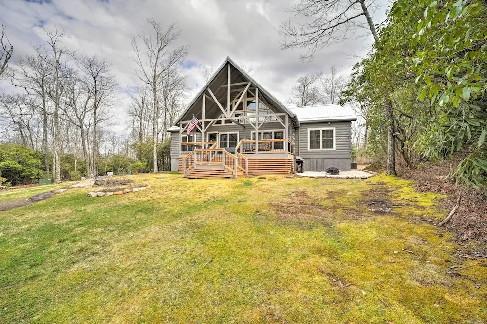 Deck + Fire Pits: Lake Toxaway Getaway!