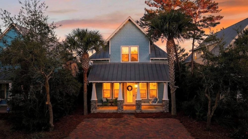 🌴 Private Backyard Minutes to 30A + Beaches Golf Cart + Bikes The Little Blue Beach House by Avantstay