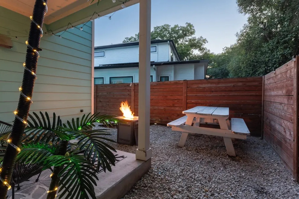 Upstay - East Austin Home w Yard Games Fire Pit