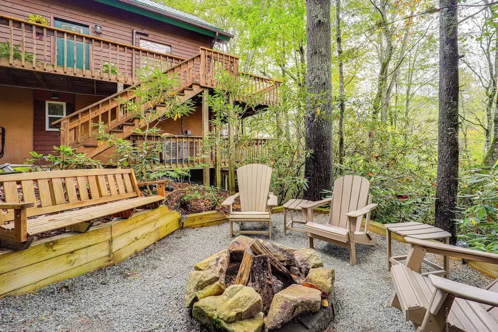 Wooded Cabin w/ 2 Decks on Golf Course in Newland!