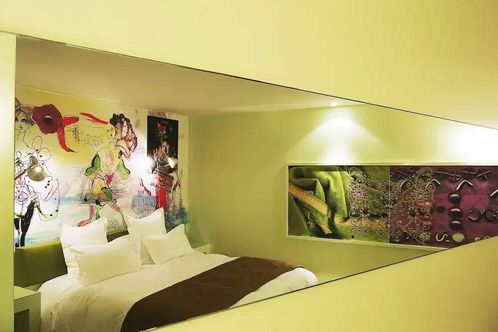 Hôtel du Petit Moulin, Haute Couture hotel by Lacroix 88