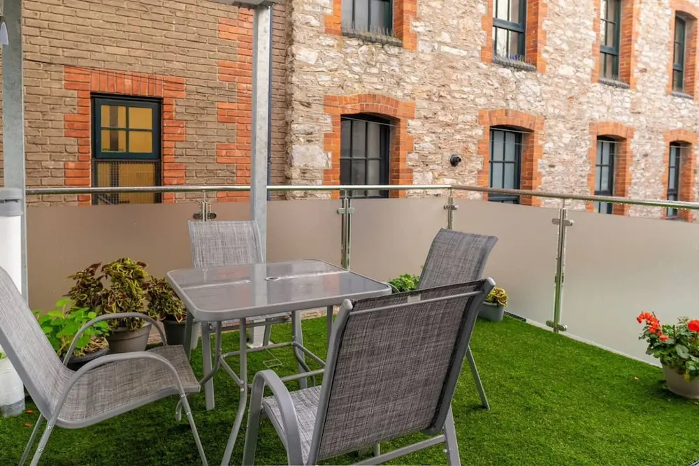 Modern 3BR Flat in Central Plymouth Free Parking Sleeps 6