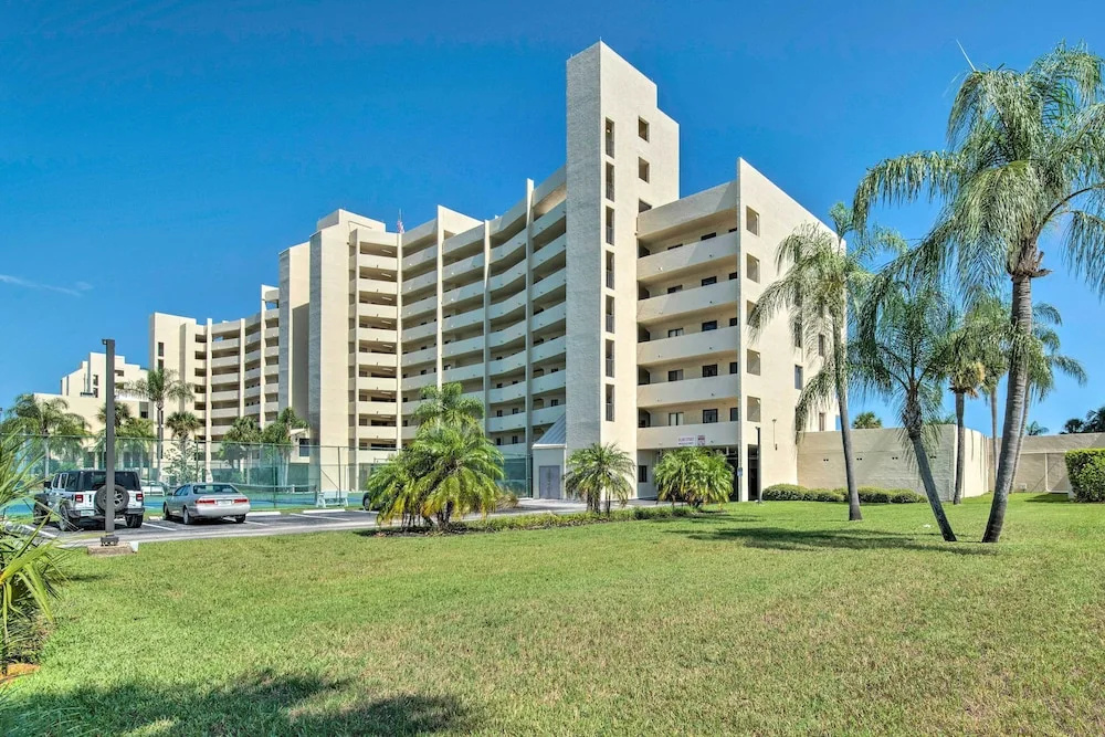 Relaxing Hudson Condo Steps From the Pool!