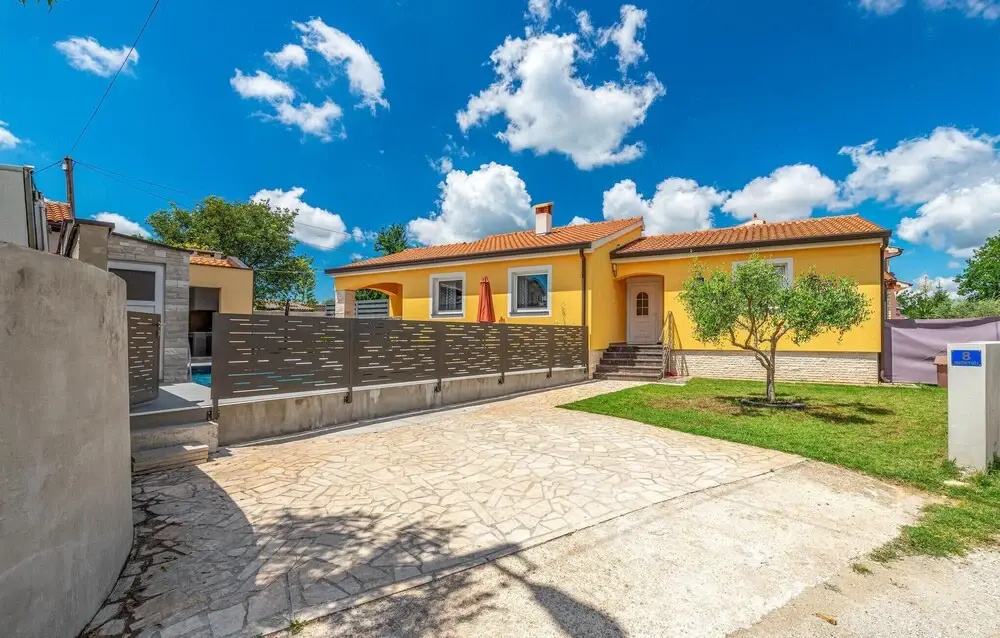 Nice Home in Porec With Wifi and 3 Bedrooms