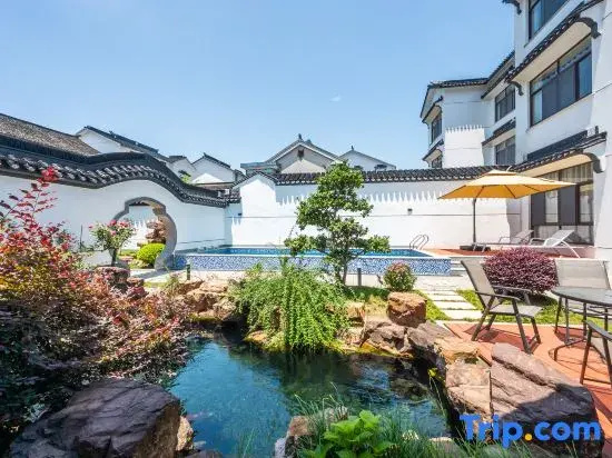 Ruishe B&B (the Taihu Lake Xishan Store)