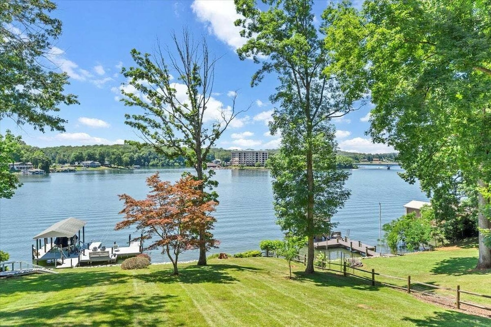 Lake Breeze - Private Dock and Hot tub