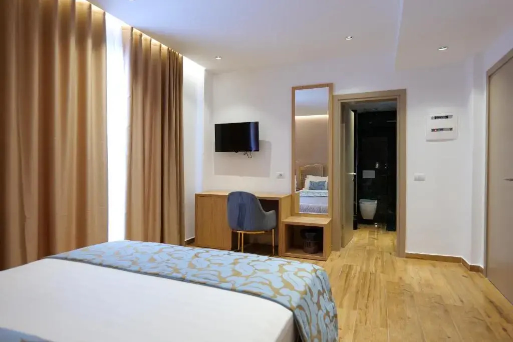 Deluxe Double room with balcony and with sea view (full double bed)