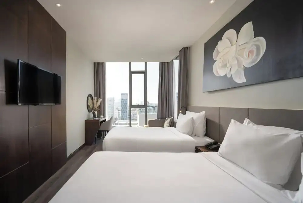 Superior Triple room with city view