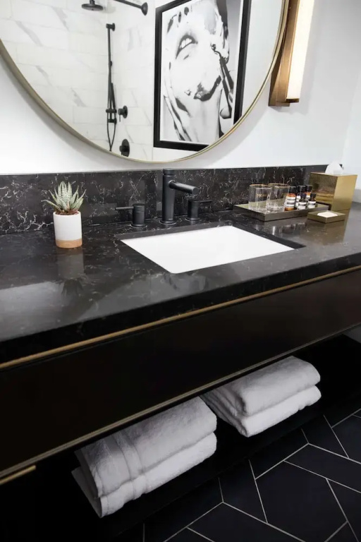 C. Baldwin, Curio Collection by Hilton - Chambres
