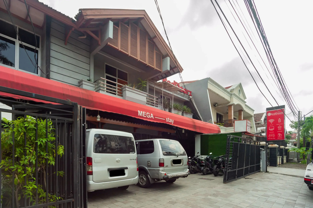 RedDoorz Plus near Mall Kelapa Gading