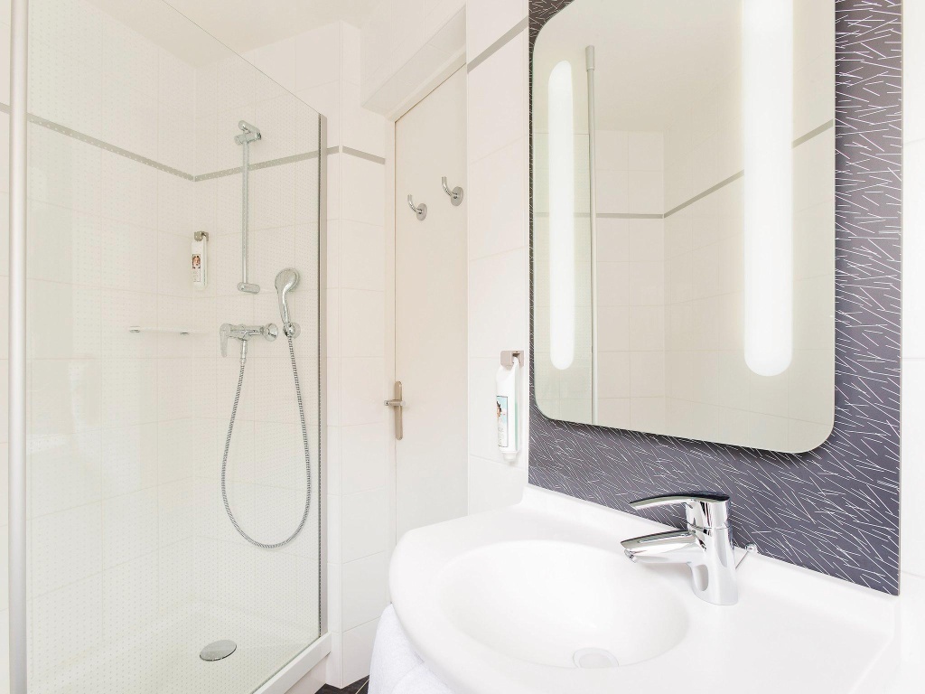 ibis Paris Gare Du Nord TGV Room Type - DOUBLE WITH DOUBLE BED