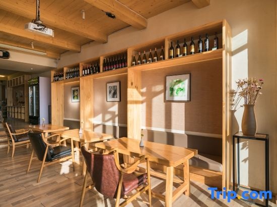 Yan sit lake view luxury B&B (Lugu Lake pig trough boat tour lake big falling water village store) in Lijiang