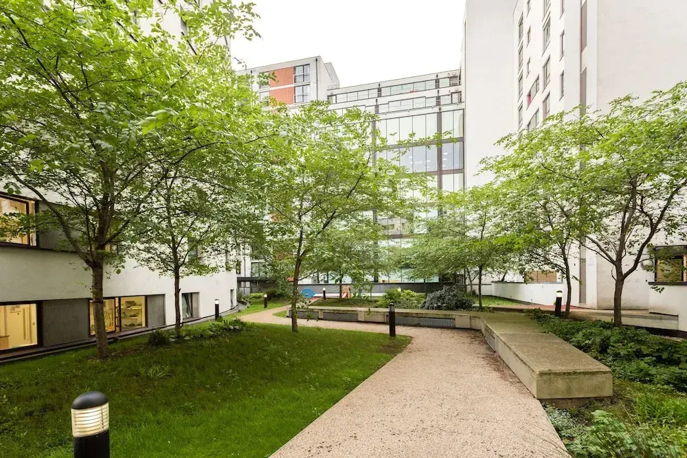 Platinum Apartments Next to Victoria Station 9981