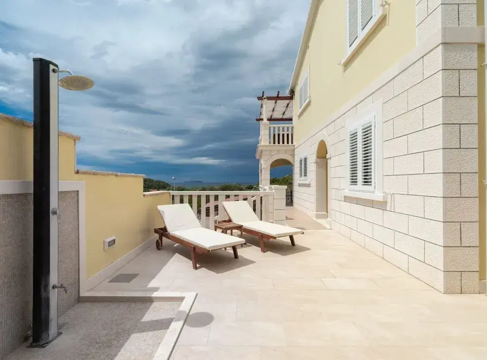 Modern Villa Near the Sea