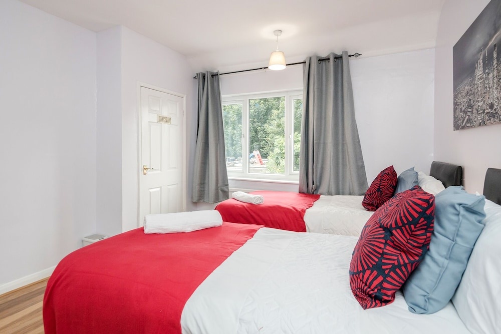 Dagenham Dream House - 4 Bedrooms
