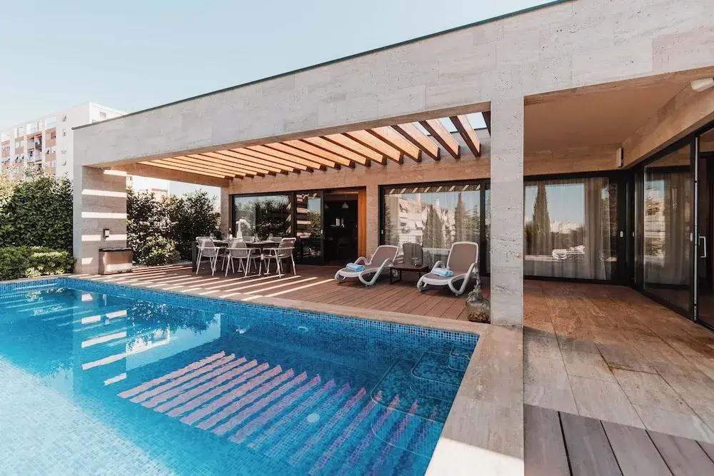 3 Bedrooms Luxury Penthouse room with balcony and with city view