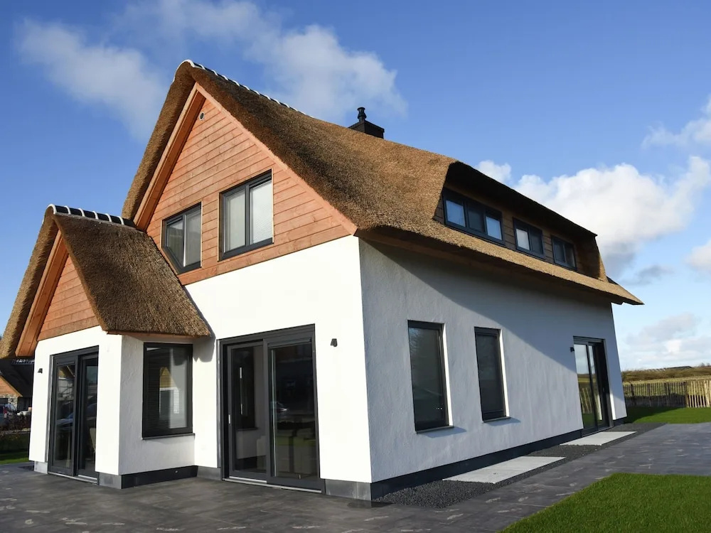 Luxury Thatched Wellness Villa near Sea on Texel