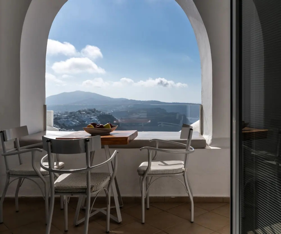 1 Bedroom Apartment with balcony and with mountain view
