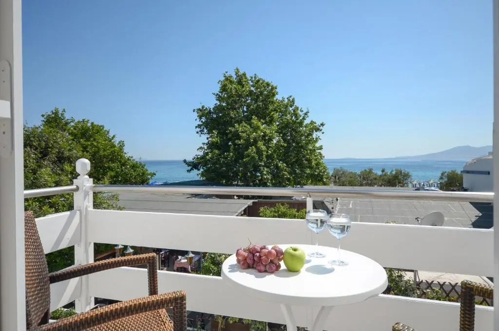 Standard Triple room with sea view