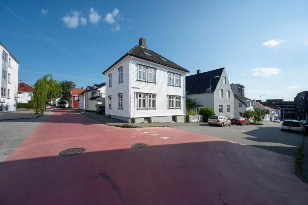 Practical Basement Apt with all home comforts close to City Centre
