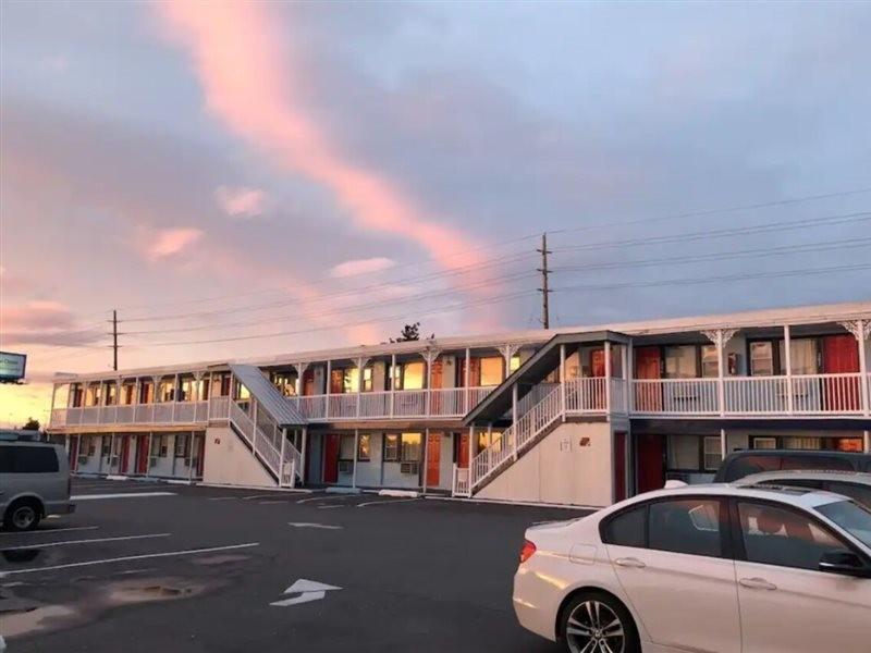 New Sea Breeze Motel image