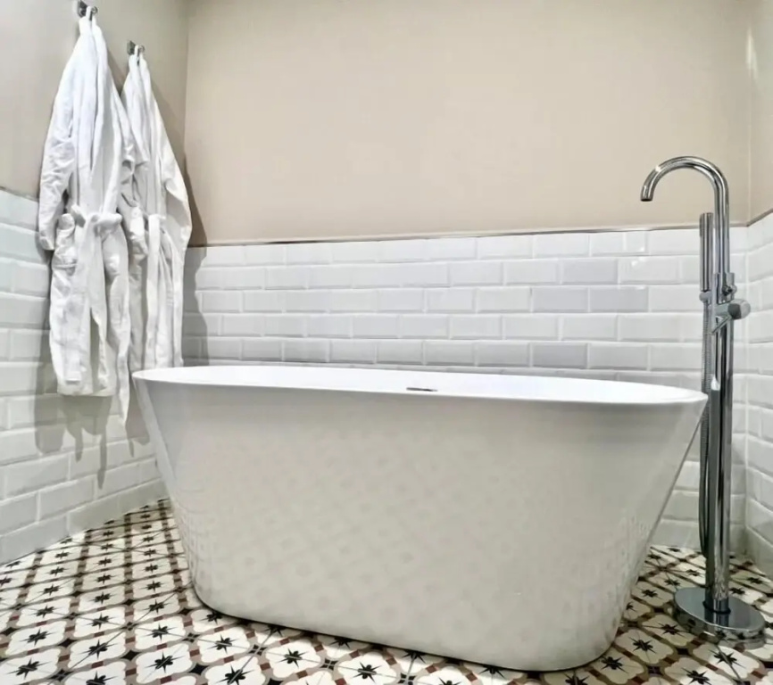 Deluxe Double room with balcony and with city view (full double bed)