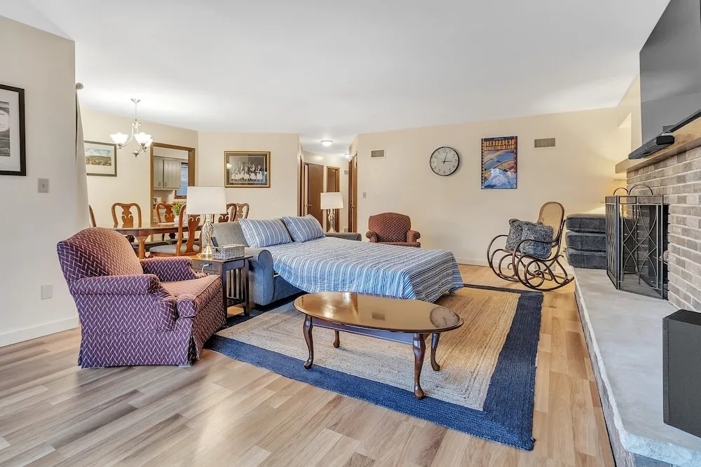 Amazing Hideaway - Short Walk To Hoyt Park! 3 Bedroom Townhouse by Redawning