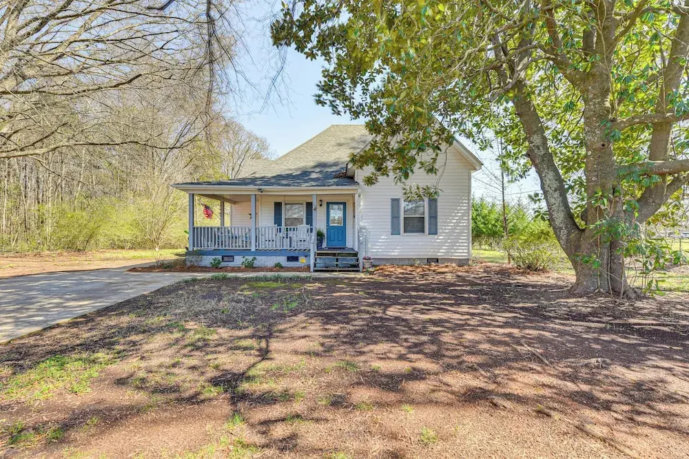 'the Farmhouse' in Fort Lawn w/ Fire Pit & Deck!