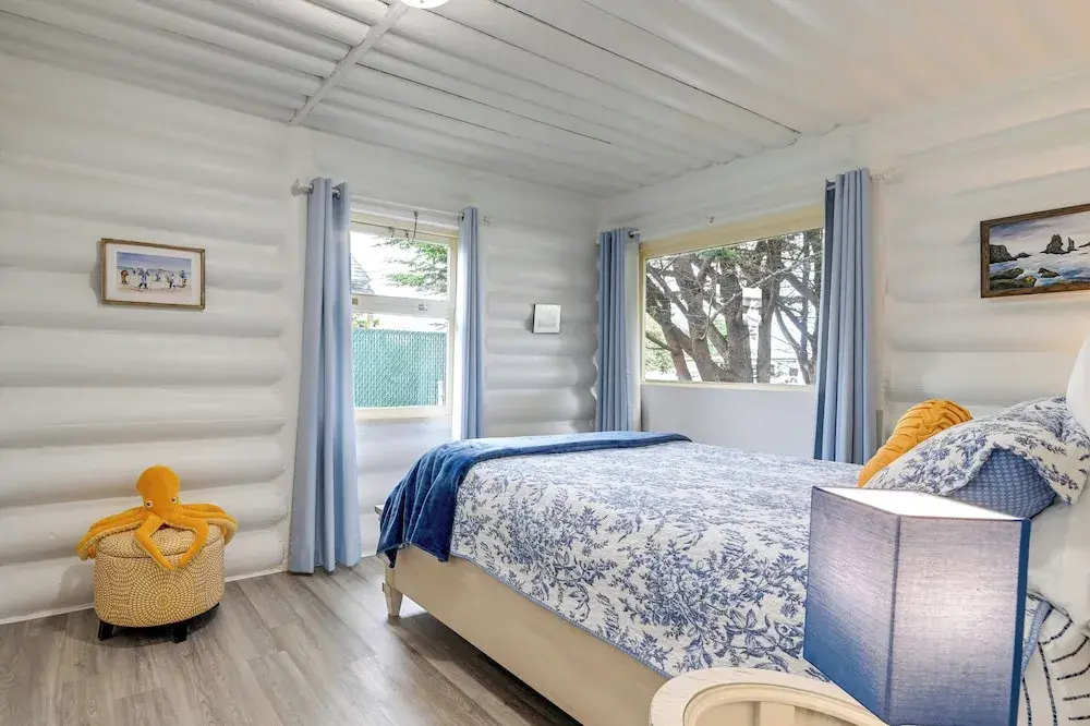 Unique Dog-friendly Log Cabin: Short Walk to Ocean — фото