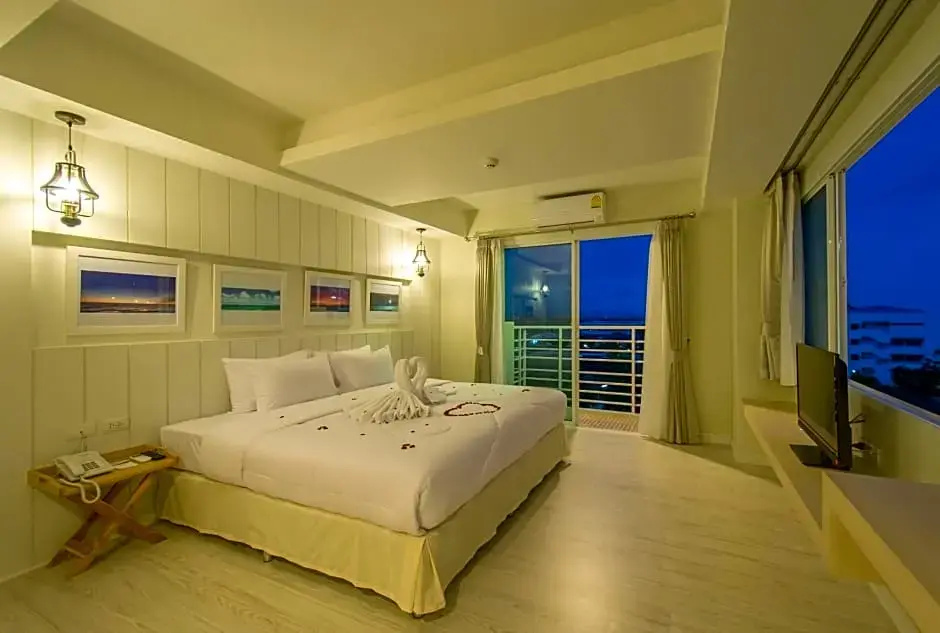 Prachuap Grand Hotel - Tap to explore photos
