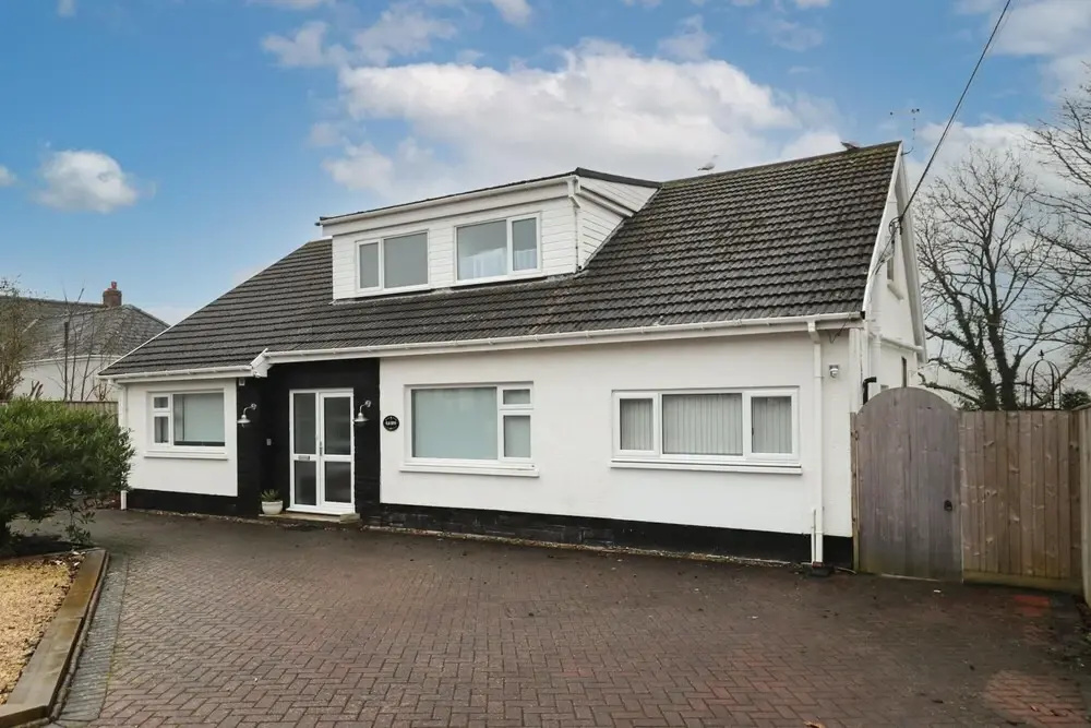 The Beach Apartment - Walk to Beach, Parking, Enclosed Garden