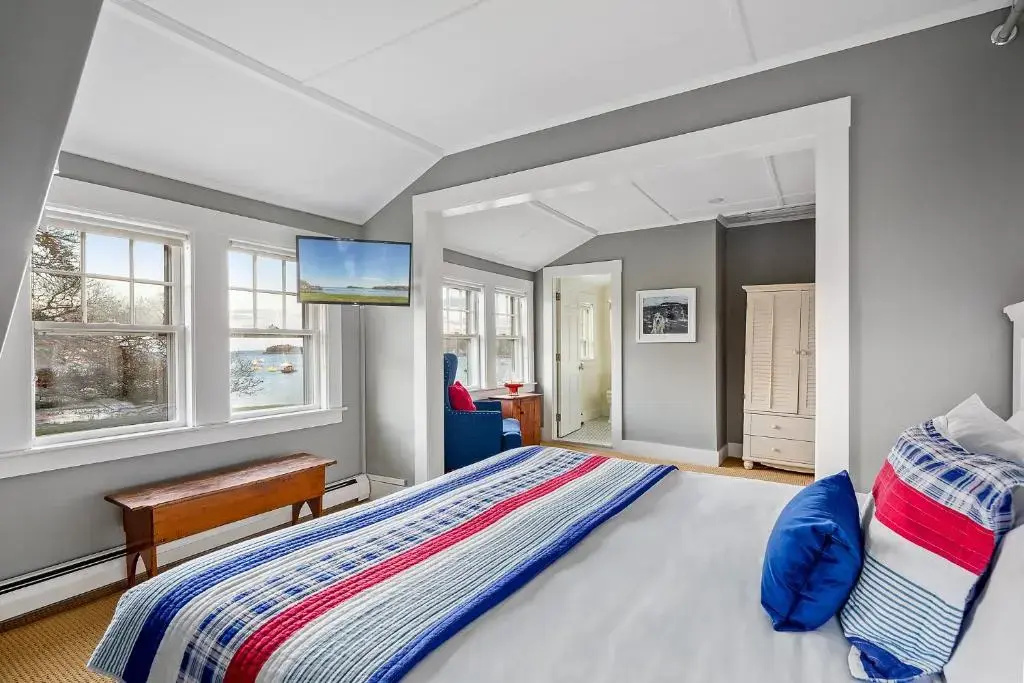 Deluxe Double Suite (full double bed)