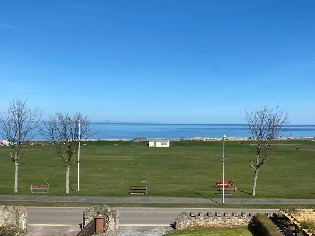 Amazing views across the Moray Firth, Private Suntrap Patio, 200m from the Beach, off street parking!