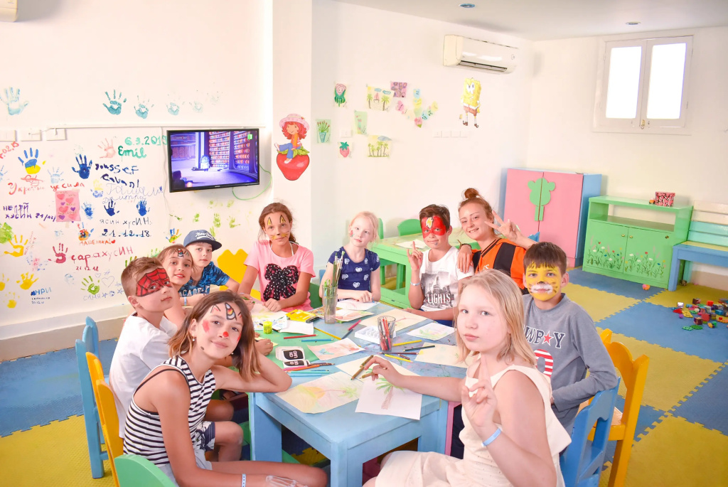 Parrotel Beach Resort: A bright children’s activity room with colorful tables, art supplies, and plenty of space for group activities.
