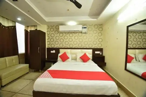 Hotel Jhankar by OYO Rooms