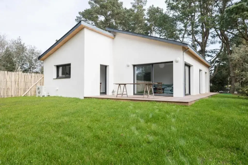 Une belle maison ouverte sur le jardin, près de la mer