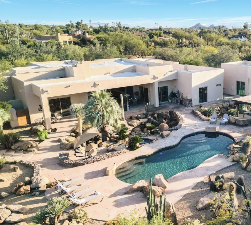 5bdr Oasis w/ Waterfall Pool, Hot Tub, Desert View Desert Cascase by Avantstay