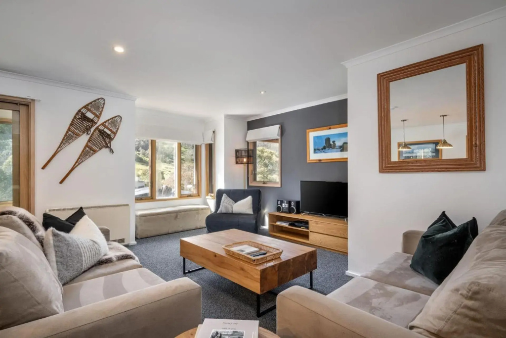 Lhotsky 1 Bedroom apartment with secluded outlook and onsite parking