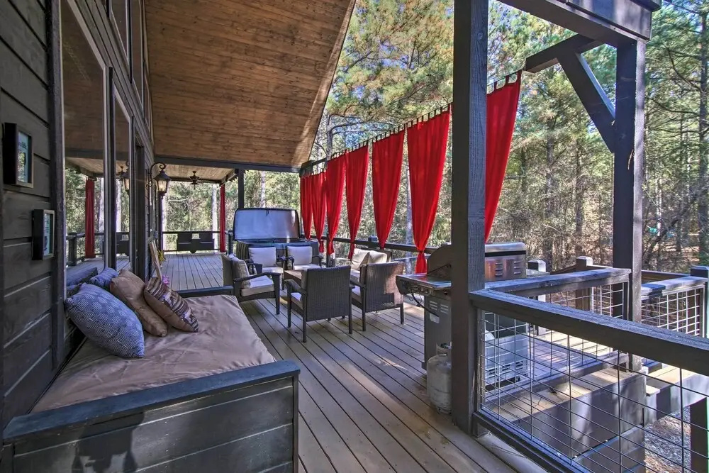 Stylish Broken Bow Cabin w/ Hot Tub + Fire Pit!