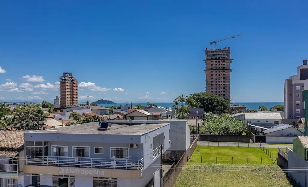Condominium w/ Pool, 450 m fr/ the sea and 650 m fr/ Beto Carrero World - Lavs