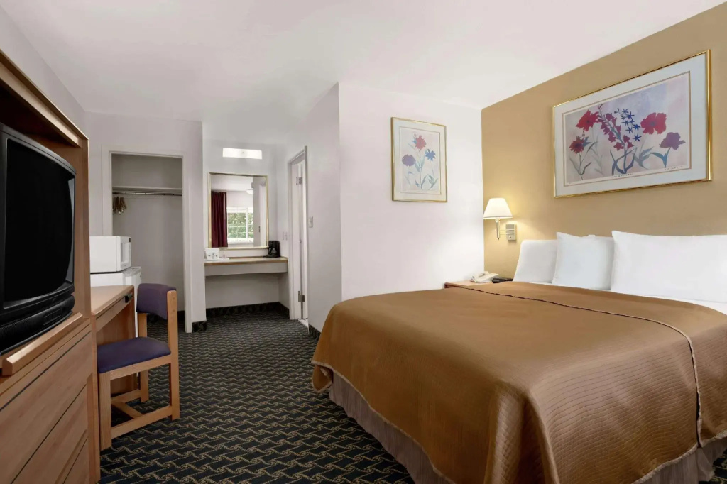 Standard Double room (full double bed)